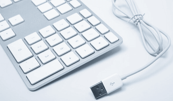 更换USB接口或排除外设干扰