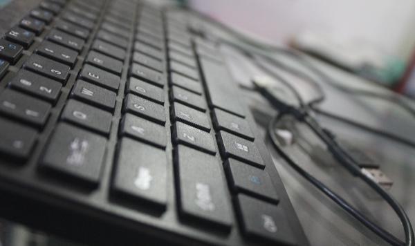 键盘连接异常或硬件问题