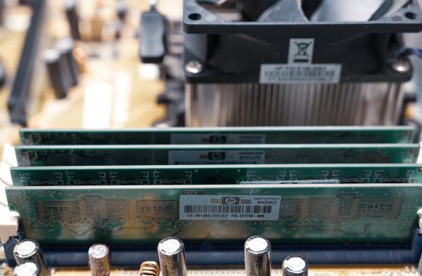 重新拔插内存条与清理灰尘 重新拔插内存条与清理灰尘