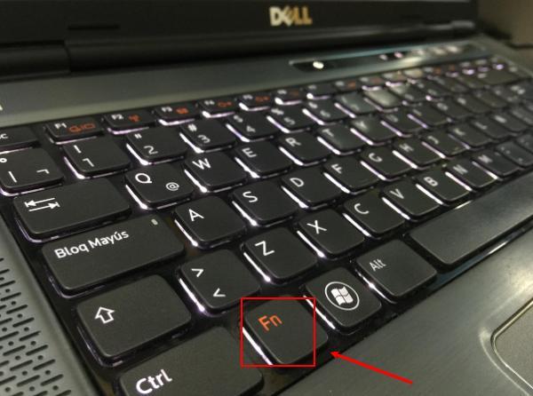 按住键盘上的Fn键 按住键盘上的Fn键