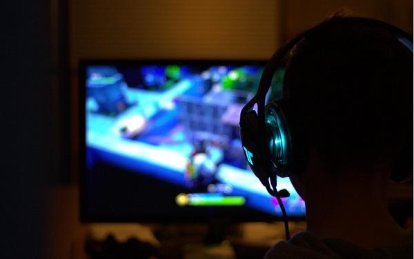  为什么戴尔电脑需要定期更新显卡驱动